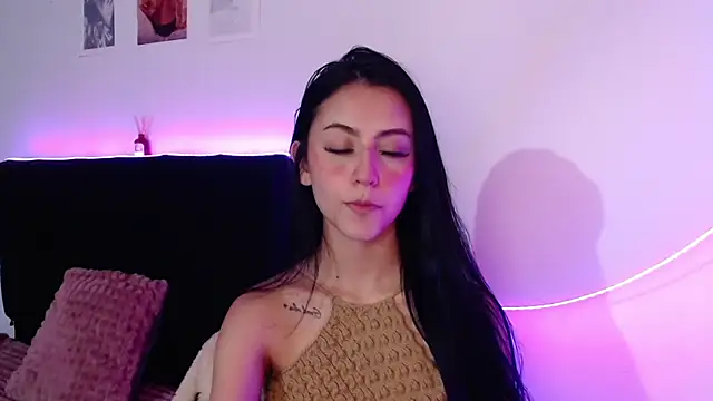 Coralinnee  online show from 16, 3, 2025