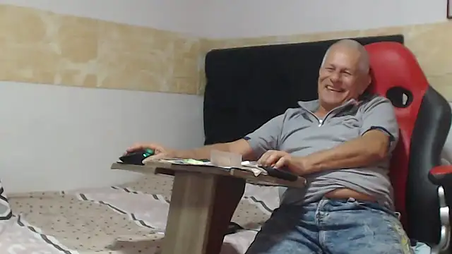 Snapshot of VALENTINO1983_ chatting on 11, 10, 2025 VALENTINO1983 online show from 11, 10, 2025