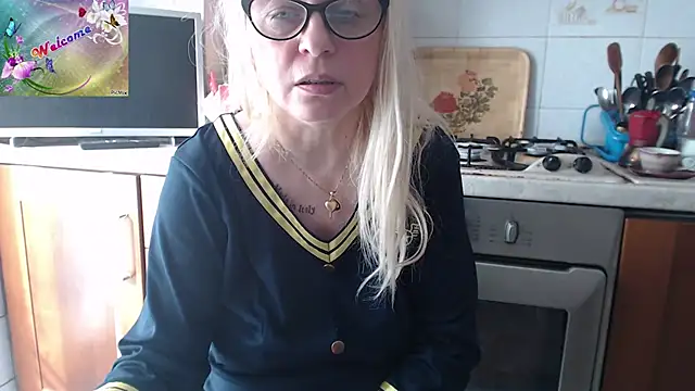 Snapshot of martachatte chatting on 8, 11, 2025 martachatte online show from 8, 11, 2025