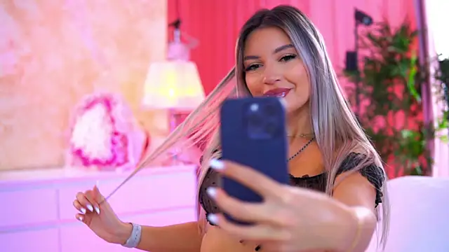 Snapshot of ArtTeasee chatting on 9, 10, 2025 ArtTeasee online show from 9, 10, 2025