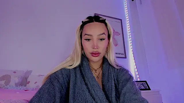 Snapshot of _viioletweekend_ chatting on 14, 3, 2025 viioletweekend online show from 14, 3, 2025