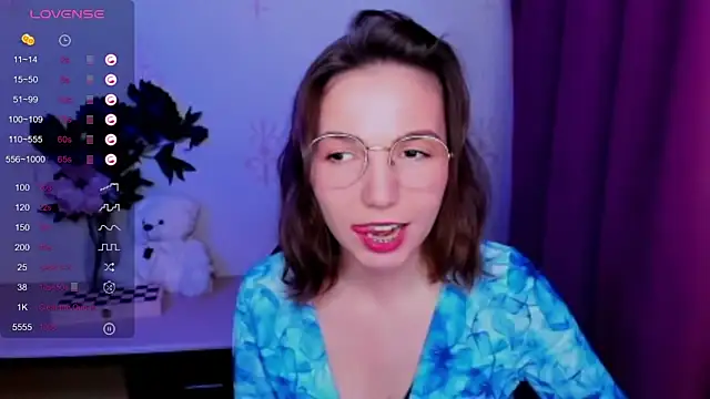 KindHazelHere  online show from 18, 4, 2026