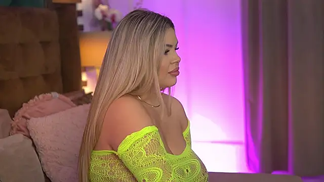 SophieBoobsX online show from 15, 5, 2026