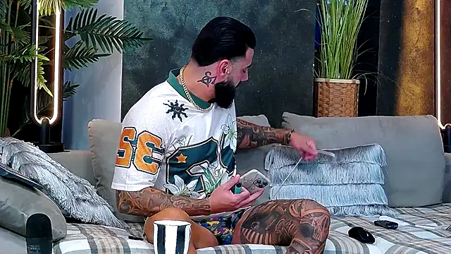 Snapshot of masterkingofmusclee chatting on 11, 11, 2025 masterkingofmusclee online show from 11, 11, 2025