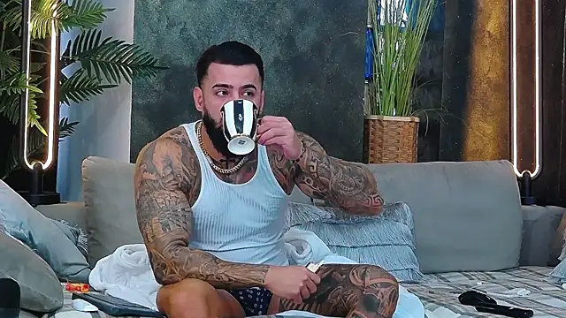 Snapshot of masterkingofmusclee chatting on 13, 11, 2025 masterkingofmusclee online show from 13, 11, 2025