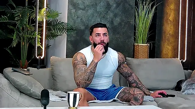 Snapshot of masterkingofmusclee chatting on 26, 11, 2025 masterkingofmusclee online show from 26, 11, 2025