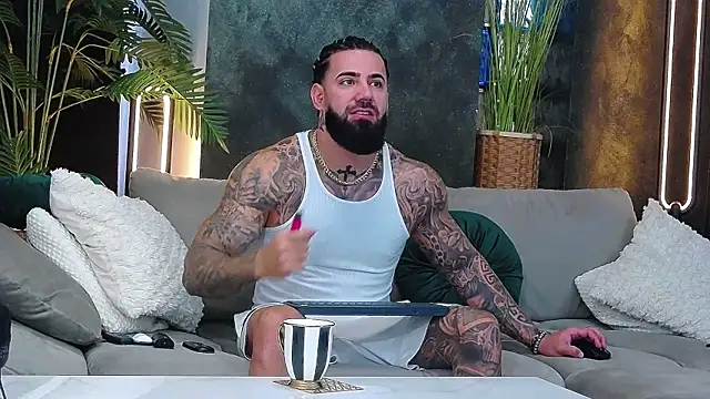 Snapshot of masterkingofmusclee chatting on 16, 12, 2025 masterkingofmusclee online show from 16, 12, 2025