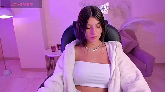 AlessiaCorleone  online show from 6, 1, 2025