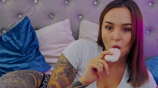 Snapshot of MeIisaLove chatting on 11, 9, 2025 MeIisaLove online show from 11, 9, 2025