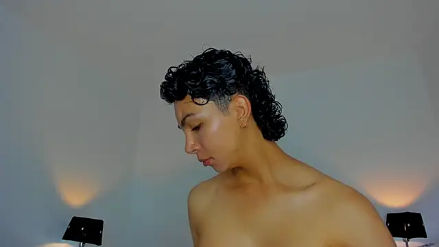 xhenisa  online show from 26, 11, 2025