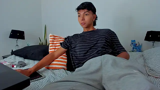 xhenisa  online show from 6, 3, 2026