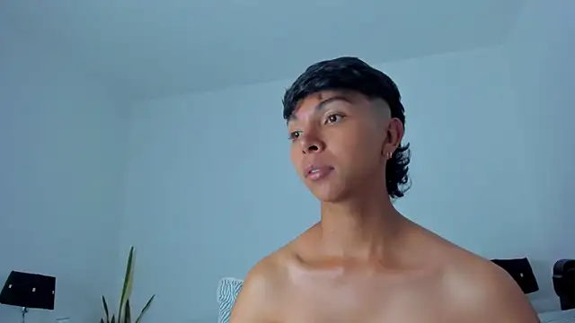 xhenisa  online show from 8, 3, 2026