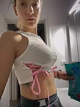Snapshot of Ella_Charm chatting on 14, 10, 2025 Ella Charm online show from 14, 10, 2025