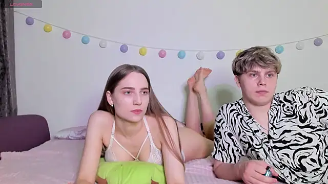 Snapshot of Emily_and_Ilumi chatting on 18, 12, 2024 Emily and Ilumi online show from 18, 12, 2024