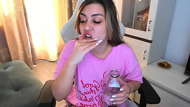 Snapshot of EveEvian chatting on 7, 3, 2025 EveEvian online show from 7, 3, 2025