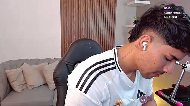 Snapshot of liam_collins21 chatting on 5, 3, 2025 liam collins21 online show from 5, 3, 2025