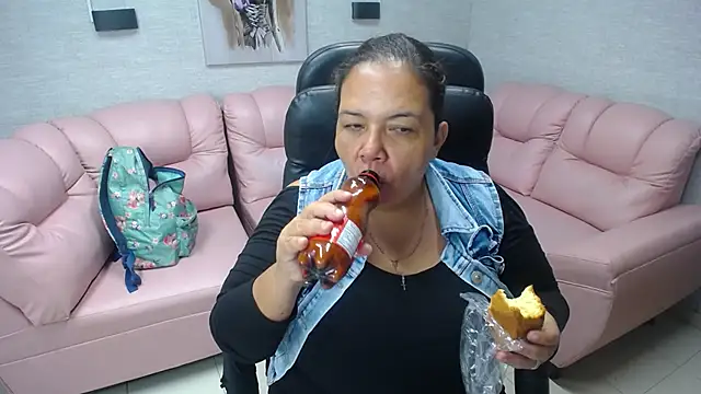 Snapshot of Penelope_Nipples_ chatting on 10, 3, 2025 Penelope Nipples online show from 10, 3, 2025