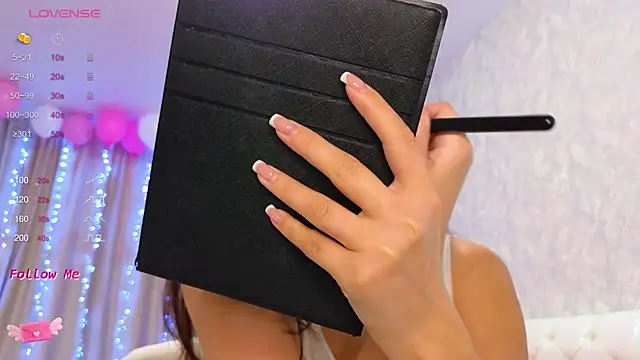 LaraSkinny online show from 18, 12, 2024