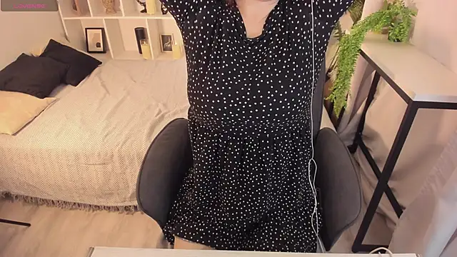 ZoeEast online show from 12, 11, 2025