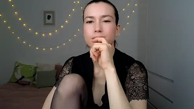 Snapshot of AliciaNewell chatting on 4, 7, 2026 AliciaNewell online show from 4, 7, 2026