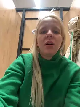 Snapshot of LikaCat chatting on 25, 12, 2024 LikaCat online show from 25, 12, 2024