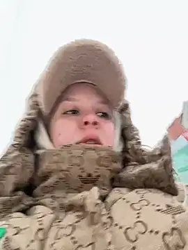 Snapshot of LikaCat chatting on 4, 1, 2025 LikaCat online show from 4, 1, 2025