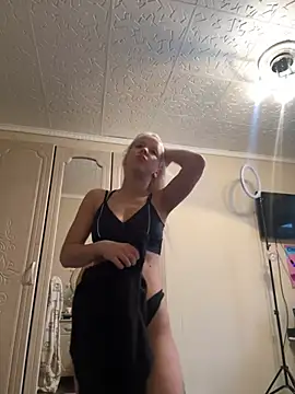 Snapshot of LikaCat chatting on 5, 1, 2025 LikaCat online show from 5, 1, 2025