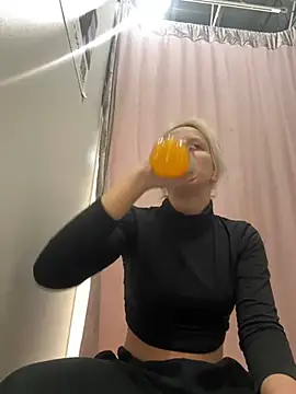 Snapshot of LikaCat chatting on 7, 1, 2025 LikaCat online show from 7, 1, 2025