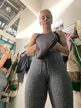 Snapshot of LikaCat chatting on 21, 1, 2025 LikaCat online show from 21, 1, 2025