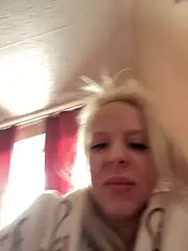 Snapshot of LikaCat chatting on 8, 3, 2025 LikaCat online show from 8, 3, 2025