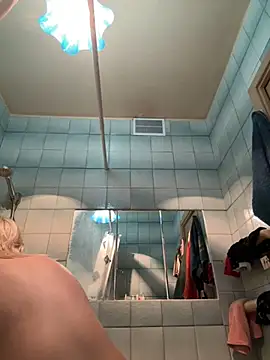 Snapshot of LikaCat chatting on 11, 3, 2025 LikaCat online show from 11, 3, 2025