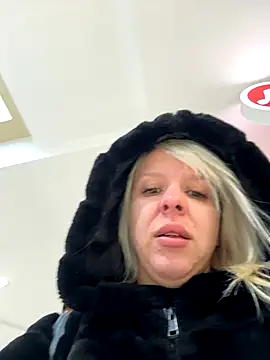 Snapshot of LikaCat chatting on 7, 10, 2025 LikaCat online show from 7, 10, 2025