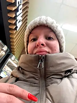 Snapshot of LikaCat chatting on 21, 11, 2025 LikaCat online show from 21, 11, 2025