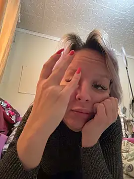 Snapshot of LikaCat chatting on 28, 11, 2025 LikaCat online show from 28, 11, 2025