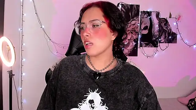 Snapshot of willow_poisson chatting on 9, 9, 2025 willow poisson online show from 9, 9, 2025