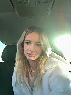 Snapshot of EvieEvans chatting on 2, 2, 2025 EvieEvans online show from 2, 2, 2025