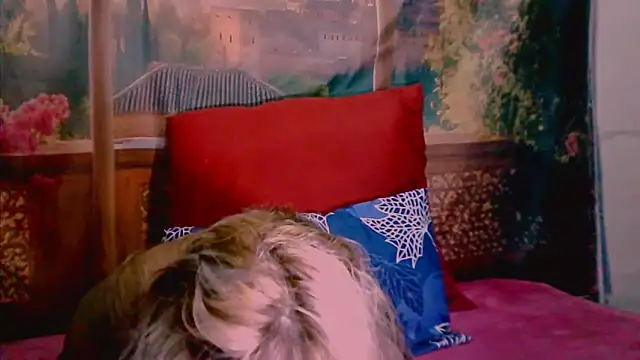 Snapshot of RoyalIndianCreamPuff chatting on 11, 10, 2025 RoyalIndianCreamPuff online show from 11, 10, 2025