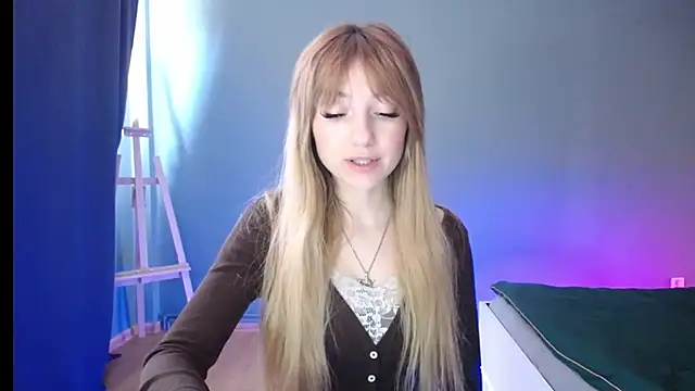 Snapshot of LuciaYoung chatting on 18, 2, 2025 LuciaYoung online show from 18, 2, 2025