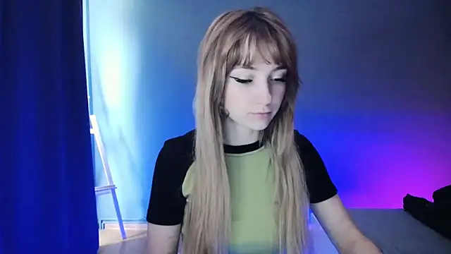 Snapshot of LuciaYoung chatting on 19, 2, 2025 LuciaYoung online show from 19, 2, 2025