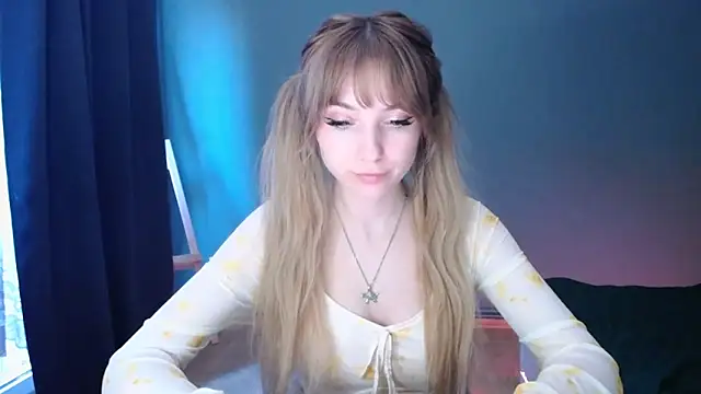 Snapshot of LuciaYoung chatting on 21, 2, 2025 LuciaYoung online show from 21, 2, 2025