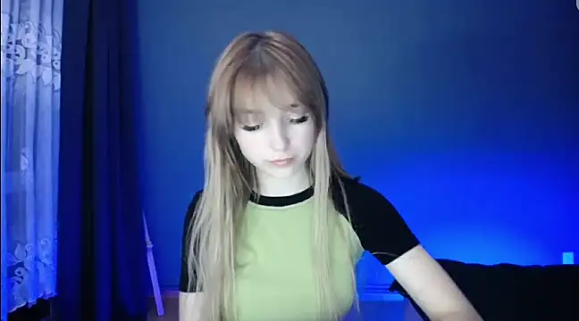 Snapshot of LuciaYoung chatting on 26, 2, 2025 LuciaYoung online show from 26, 2, 2025