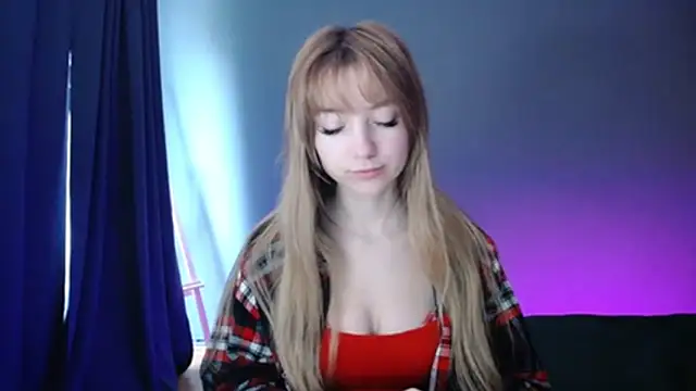 Snapshot of LuciaYoung chatting on 3, 3, 2025 LuciaYoung online show from 3, 3, 2025