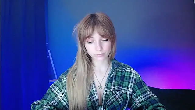 Snapshot of LuciaYoung chatting on 10, 3, 2025 LuciaYoung online show from 10, 3, 2025