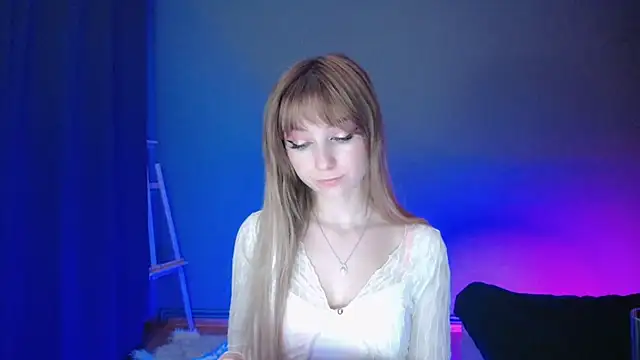 Snapshot of LuciaYoung chatting on 11, 3, 2025 LuciaYoung online show from 11, 3, 2025