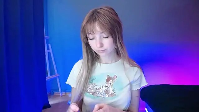 Snapshot of LuciaYoung chatting on 12, 3, 2025 LuciaYoung online show from 12, 3, 2025