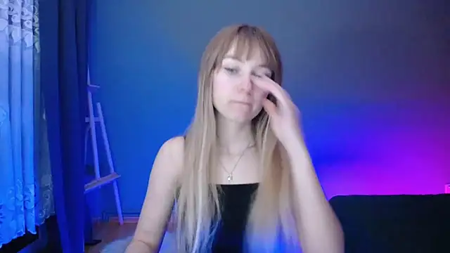 Snapshot of LuciaYoung chatting on 17, 3, 2025 LuciaYoung online show from 17, 3, 2025