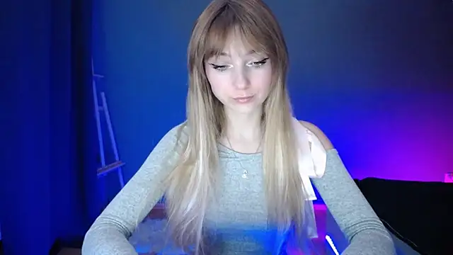 Snapshot of LuciaYoung chatting on 18, 3, 2025 LuciaYoung online show from 18, 3, 2025