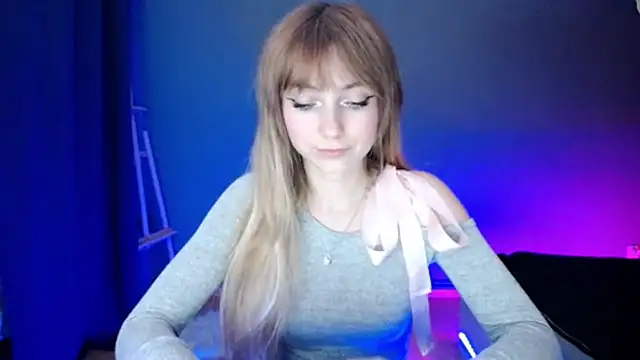 Snapshot of LuciaYoung chatting on 18, 3, 2025 LuciaYoung online show from 18, 3, 2025