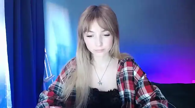 Snapshot of LuciaYoung chatting on 20, 3, 2025 LuciaYoung online show from 20, 3, 2025