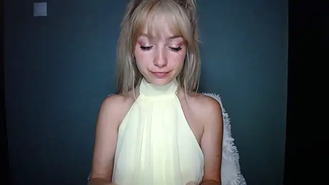 Snapshot of LuciaYoung chatting on 8, 9, 2025 LuciaYoung online show from 8, 9, 2025